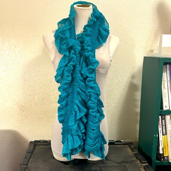 Elegant scrunchie scarf in turquoise - Picture 8 of 11